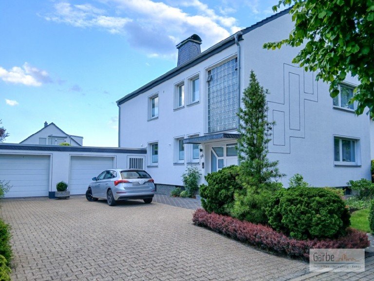 Hausansicht Hof Garage Kamen Erdgeschosswohnung Wohnen mit eigenem Garten: 89 m� Erdgeschosswohnung im Dreifamilienhaus