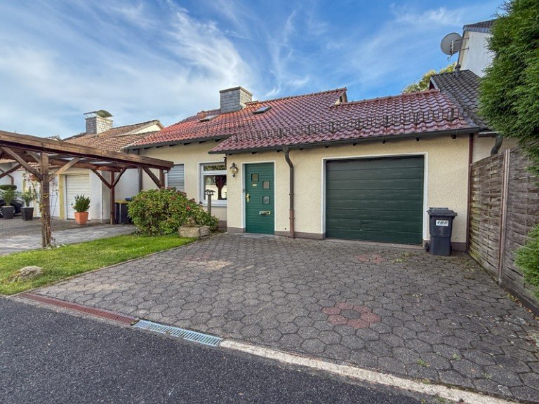 Ansicht Vorderseite Haus 2 Bergkamen - Bergkamen Reihenmittelhaus Verkauft! Reihenmittelhaus in ruhiger Lage mit Garten, Garage und Carport